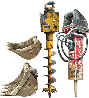 Une mini-pelle entourée de ses accessoires : godet, brise-roche et tarière.