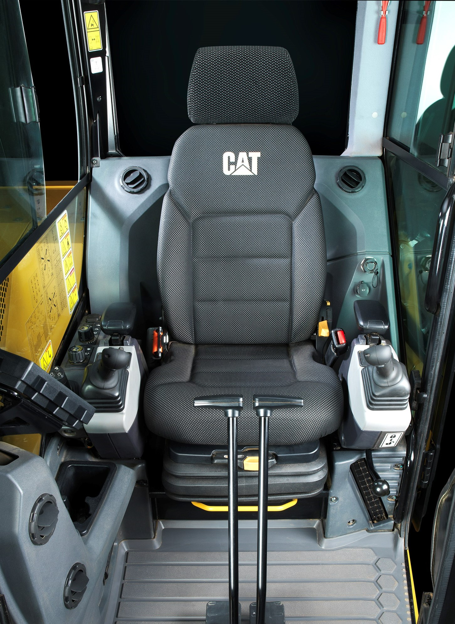 Un chantier bien organisé avec des cônes de sécurité autour d une mini-pelle.